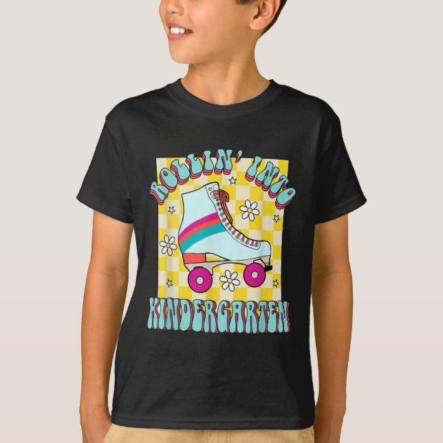 Camiseta Back To School Rolling Into The Kindergarten Groov (Frente)