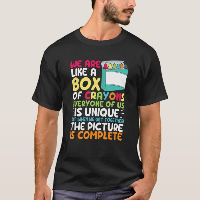 Camiseta Back To School Teacher We Are Like A Box Of Crayon (Frente)