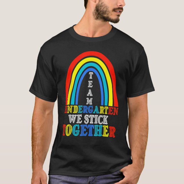 Camiseta Back To School Team Kindergarten We Stick Together (Frente)