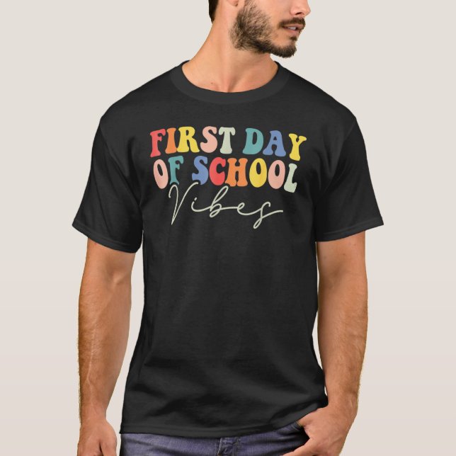 Camiseta Back To School Vibes Happy First Day Of School For (Frente)