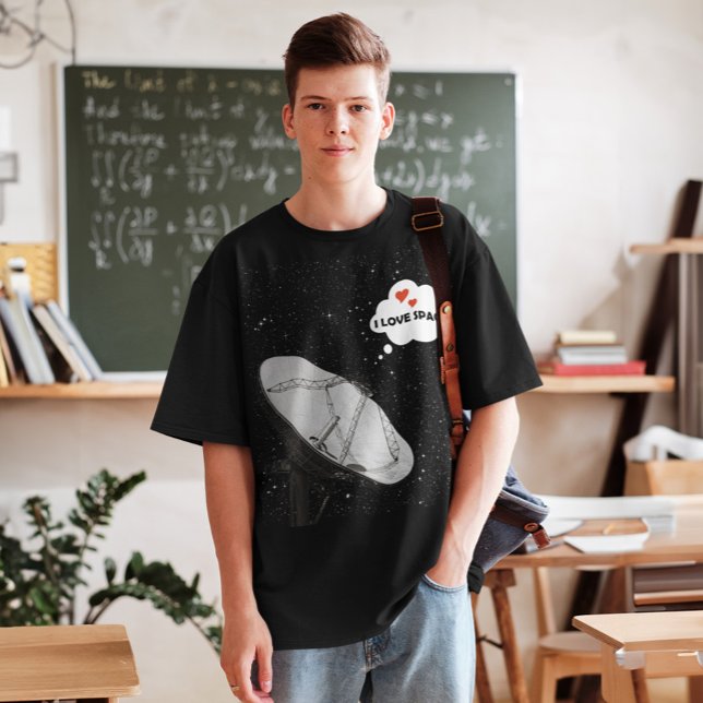 Camiseta Backdrop de Dish Satélite Stars Phrase I AMO ESPAÇ (Mockup of a college student wearing a radio telescope i love space t-shirt in a classroom)