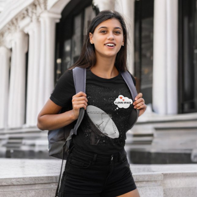 Camiseta Backdrop Stars Radiotelescópio Frase I AMO ESPAÇO (radio telescope i love space t-shirt mockup featuring a smiling college girl)
