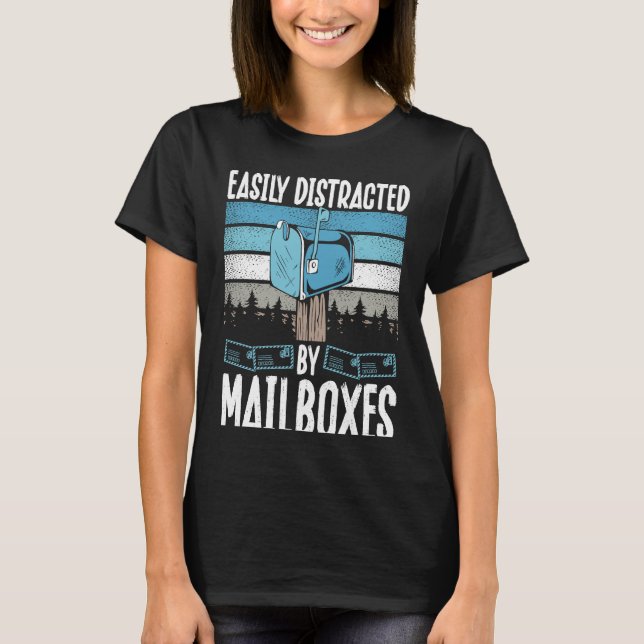 Camiseta Backprint Easily Distracted By Mailboxes Postal Wo (Frente)