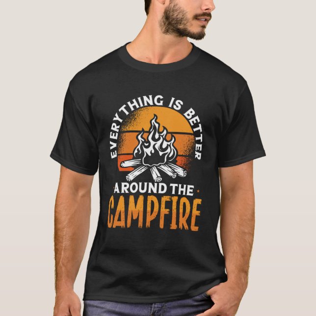 Camiseta Backprint Everything Is Better Around The Campfire (Frente)
