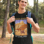 Camiseta Badlands National Park South Dakota Distante<br><div class="desc">Vetor trabalho de arte de Badlands. As paisagens dramáticas do parque abrangem formações rochosas em camadas,  canyões íngremes e torres. Bison,  ovelhas-de-guerra e cães-pradarias habitam os seus prados em expansão.</div>