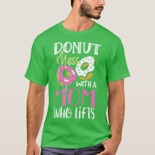 Camiseta bagunça de rosquinha com um presente de massa frit