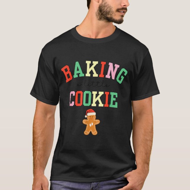 Camiseta Baking A Little Cookie Pregnant Christmas Mom To B (Frente)