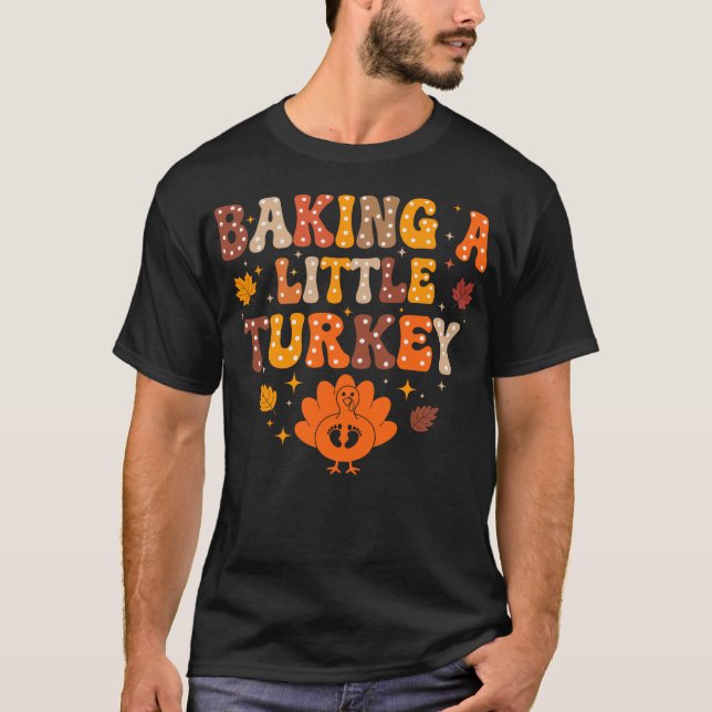 Camiseta Baking A Little Turkey Thanksgiving Pregnancy  (Frente)