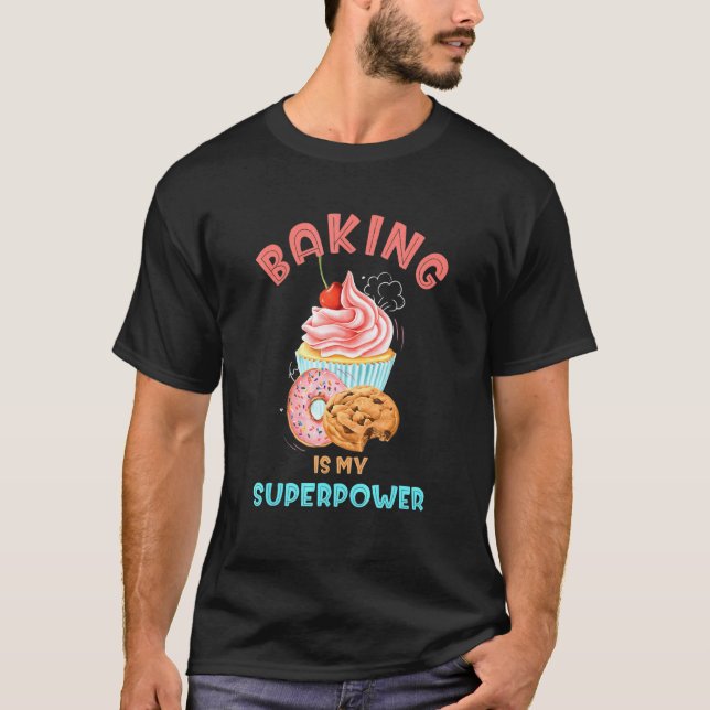 Camiseta Baking É Minha Superpotência 3 Cupcakes De Pastel  (Frente)
