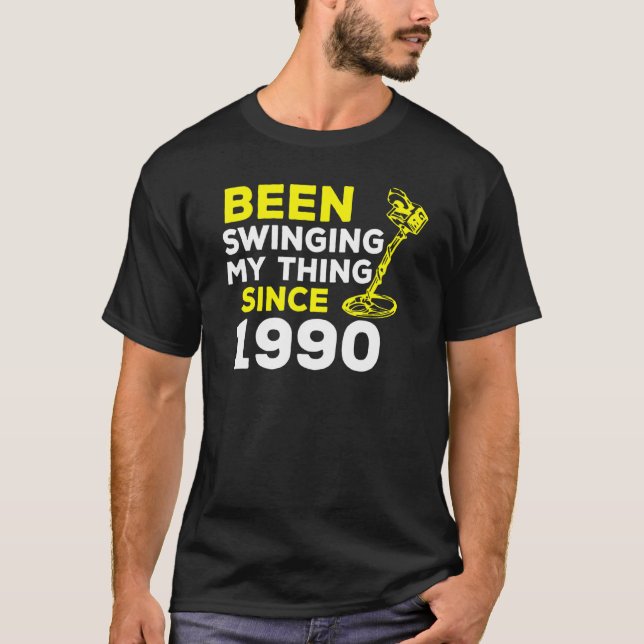 Camiseta Balanceando Minha Coisa Desde 1990 Detector de Met (Frente)