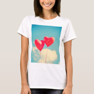Camiseta Balões do Coração Vermelho Contra o Céu Nublad