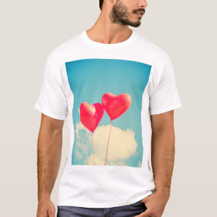 Camiseta Balões do Coração Vermelho Contra o Céu Nublad