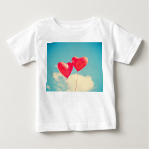 Camiseta Balões do Coração Vermelho Contra o Céu Nublad