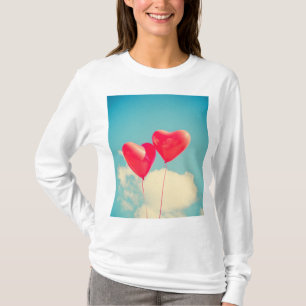 Camiseta Balões do Coração Vermelho Contra o Céu Nublad
