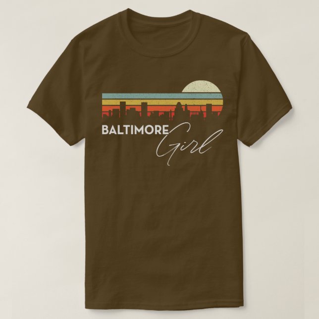 Camiseta Baltimore Girl Retro Sunset City Skyline Souvenir (Frente do Design)