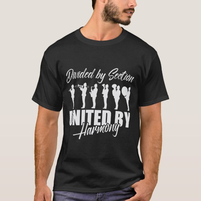 Camiseta Banda De Marcha Dividida Pela Seção Unida Pela Har (Frente)