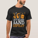 Camiseta Banda Engraçada Coma Banda do Sono Repetir<br><div class="desc">Repita a Banda do sono. Design de banda de marche engraçado para aqueles que tocam saxofone, trompete ou tambor numa banda, orquestra ou performance musical. Legal mercadoria retrógrada de músicos da banda para geek, nerd ou campo de bandas. Perfeito para a realização de ensaios de bandas e de bandas para...</div>