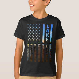 Camiseta Bandeira Americana Dock Life Lago Pôr do Sol Barco
