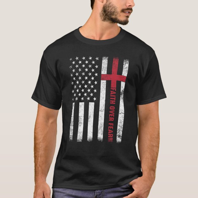 Camiseta Bandeira Americana Faith Sobre Medo Mulheres Chri (Frente)
