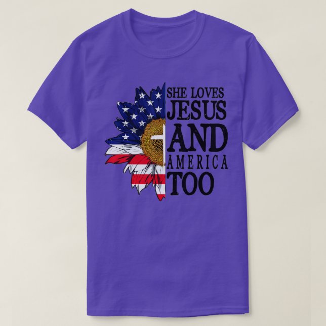 Camiseta Bandeira Americana Girassol Ela Ama Jesus E Americ (Frente do Design)