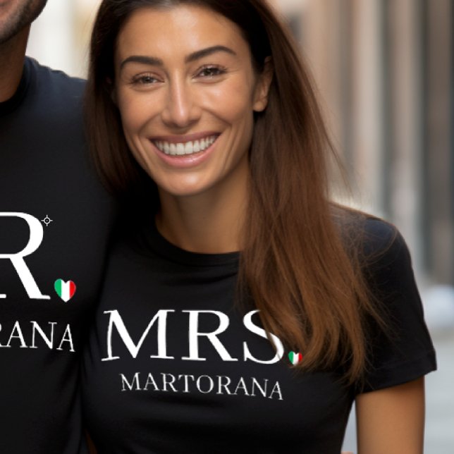 Camiseta Bandeira Italiana Coração Nome do Casal Personaliz (Couple's t-shirt in black with MRS.Italian Flag Heart for the periodEngagement or Wedding gift)