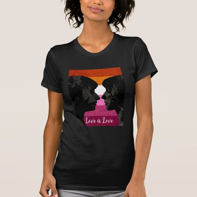 Camiseta Bandeira Lésbica com Duas Mulheres Silhouettes (Frente)