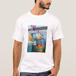 Camiseta Bandeiras e caixas de boias de pesca coloridas no