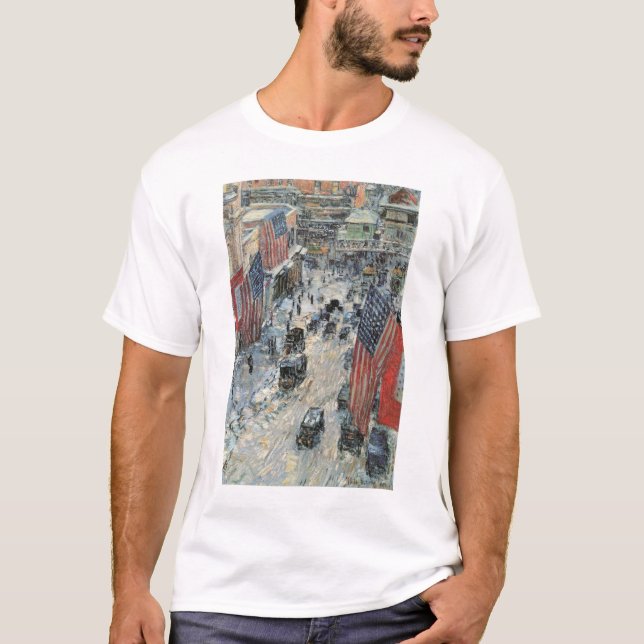 Camiseta Bandeiras na Rua 57 por Frederick Childe Hassam (Frente)