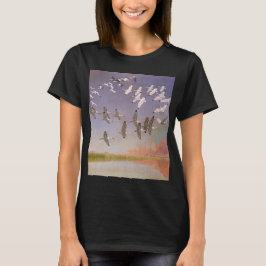 Camiseta Bando de Íbis Voando Sobre Áreas Alagadas, Aves An