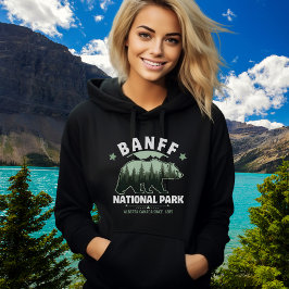 Camiseta Banff Canada Souvenir – Wild Bear in Pine Forest 