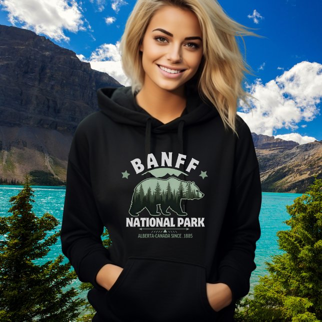 Camiseta Banff Canada Souvenir – Wild Bear in Pine Forest  (Criador carregado)
