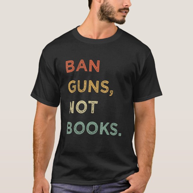 Camiseta Banir Armas Não Livros Retrorna Leitura de Livros  (Frente)