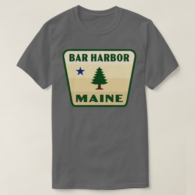 Camiseta Bar Harbour Maine Retro Pine Tree Crachá Tan (Frente do Design)