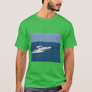 Camiseta Barco a motor branco navegando pelo mar azul profu