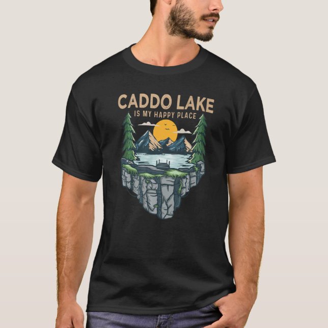 Camiseta Barco de Pesca Acampamento Meu Lugar Feliz Lago Ca (Frente)