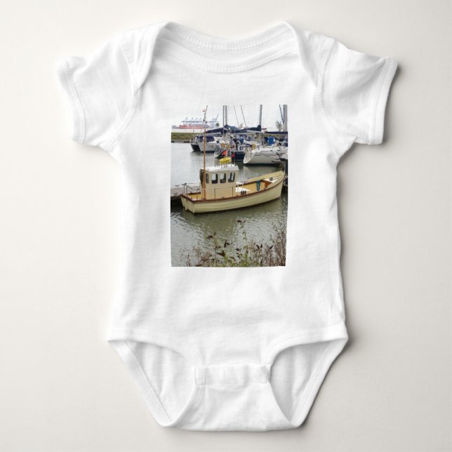 Camiseta Barco Moderno Estilo Tradicional (Frente)