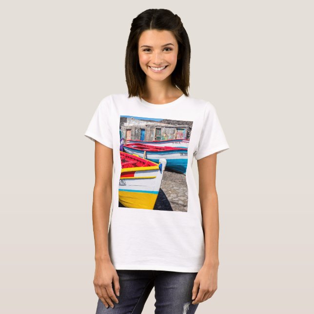 Camiseta Barcos de Pesca Coloridos, Cabo Verde (Frente Completa)