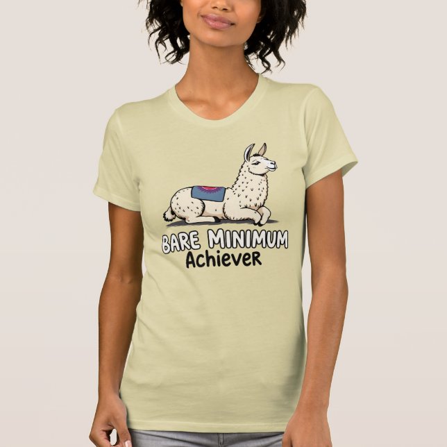 Camiseta Bare Minimum Achiever Funny Llama Lazy Humor  (Frente)