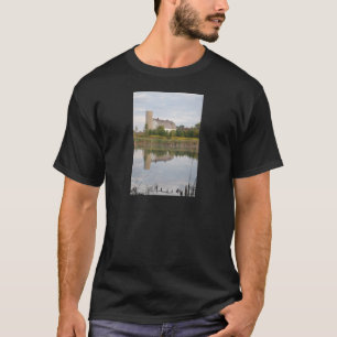 Camiseta Barn refletido na água