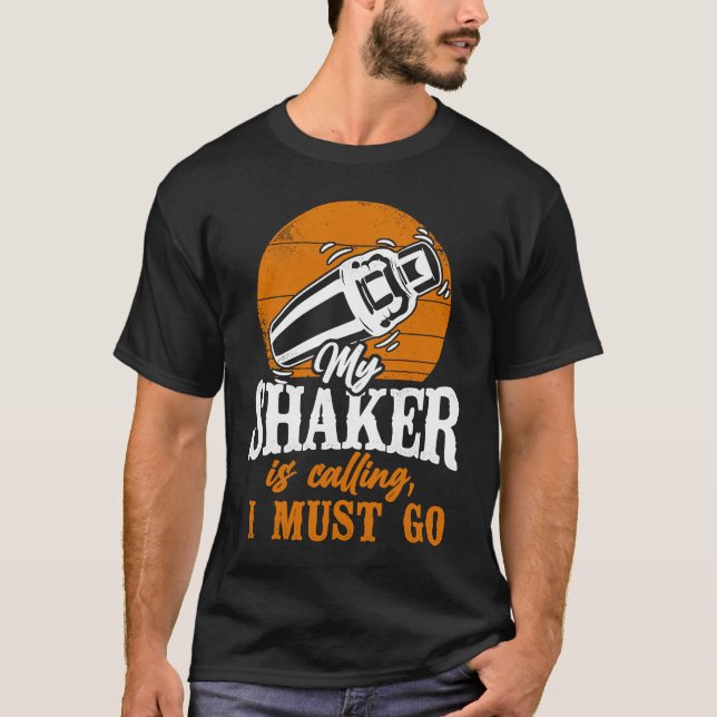 Camiseta Bartender Mixologist My Shaker Is Calling, I Must  (Frente)