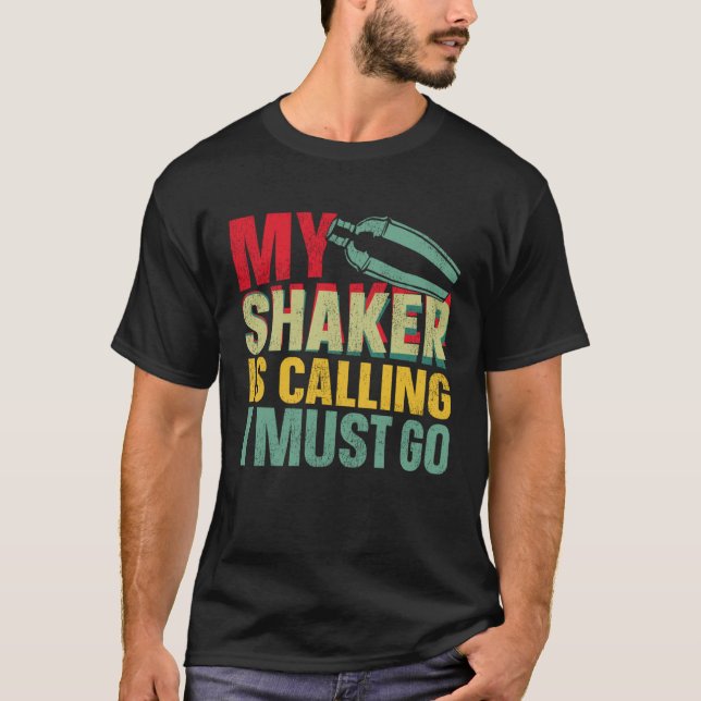 Camiseta Bartender Mixologist My Shaker Is Calling I Must G (Frente)