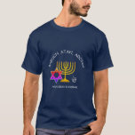 Camiseta BARUCH ATAH ADONAI | Abençoações de Chanucá<br><div class="desc">Moderno, na moda HANUKKAH BESSINGS T-shirt. Design mostra um MENORAH dourado com uma ESTRELA multicolorido DE DAVID e cinza prateada DREIDEL. No topo, há um texto curvo que diz BARUCH ATAH, ADONAI (Abençoado seja você, Ó Deus) e abaixo do texto lê HANUKKAH BLESSINGS FROM OUR HOME TO YOURS. TODO O...</div>