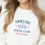 Camiseta Baseball Baseline Social Club com nome de liga<br><div class="desc">Prepare-se para mostrar seu orgulho de mãe de beisebol com nossa camiseta de fã de beisebol: uma fonte elegante dizendo "CLUB SOCIAL SIDELINE" e três cadeiras de acampamento e beisebol e estrelas. Deixamos um espaço especial apenas para o nome de sua equipe, permitindo que você personalize este design e realmente...</div>