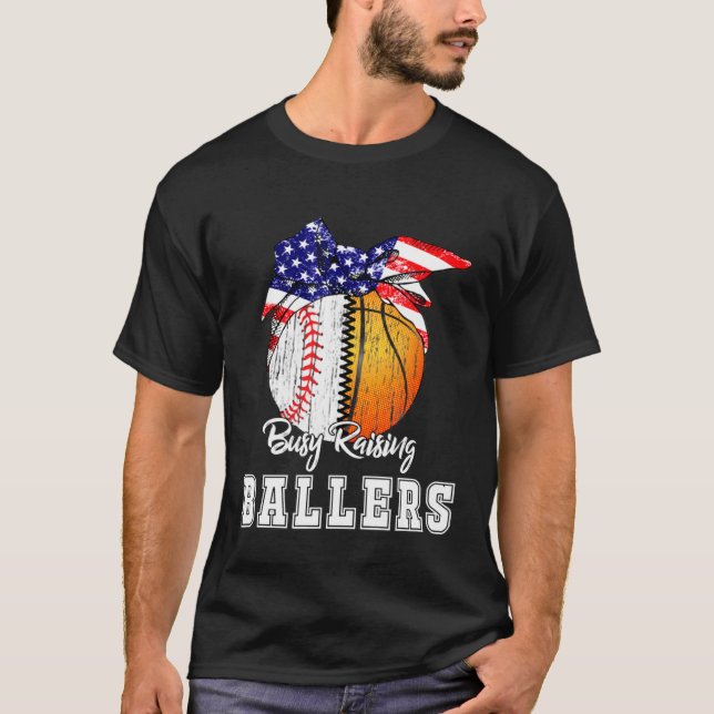Camiseta Baseball Basketball Mom Busy Raising Ballers Ameri (Frente)