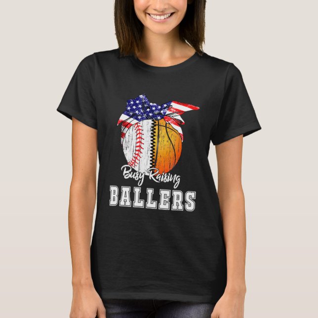 Camiseta Baseball Basketball Mom Busy Raising Ballers Ameri (Frente)