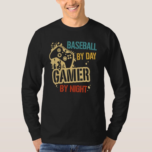 Camiseta Baseball By Day Gamer By Night Meme For Gamers (Frente)