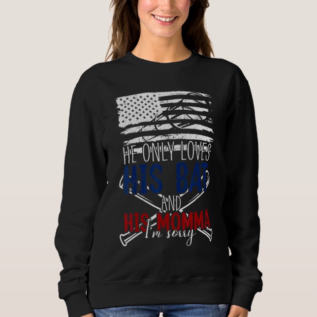 Camiseta Baseball Cheer Mom  He Only Loves His Bat & His Mo (Frente)