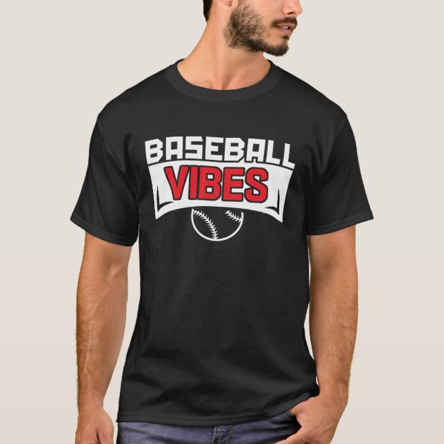 Camiseta Baseball Vibes Baseball Coach Pitcher Batter Catch (Frente)