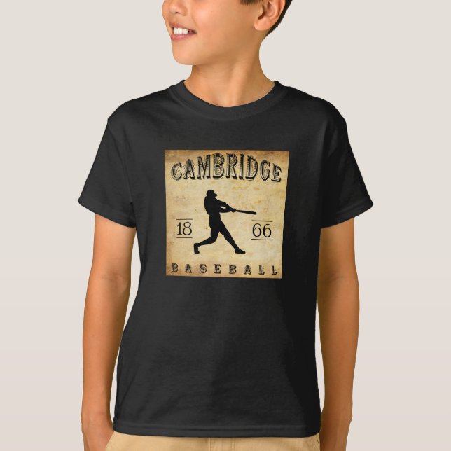 Camiseta Basebol 1866 de Cambridge Massachusetts (Frente)