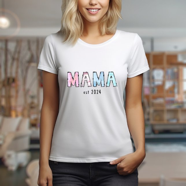 Camiseta Básica das Mães est (Mama est 20xx design with editable text and watercolor doodle letters)